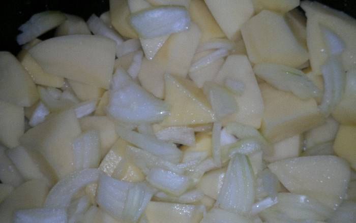 1. Картофель режем не слишком крупными кусочками, половину лука измельчим и добавим к картошке. Обжарим на растительном масле, пока картошка и лук не станут румяными.