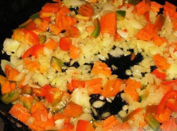 Обжариваем на растительном масле сначала лук, затем добавляем морковь, а потом перец. 