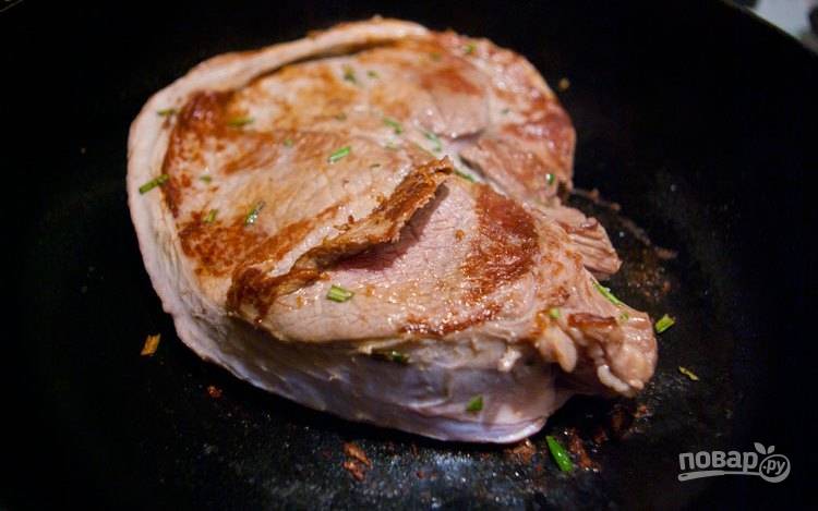 В сковороде разогрейте растительное масло. Выложите в нее кусок говядины, уменьшите огонь до среднего и обжаривайте мясо с обеих сторон до золотистой корочки. 
