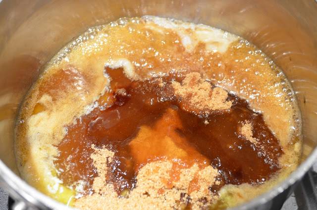 7. Для приготовления карамели в сотейник отправить коричневый сахар, сливочное масло, мед, щепотку соли и ванильный экстракт. Поставить на медленный огонь. 