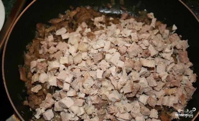 Свинину нарежьте маленькими кусочками и добавьте к грибам с луком.