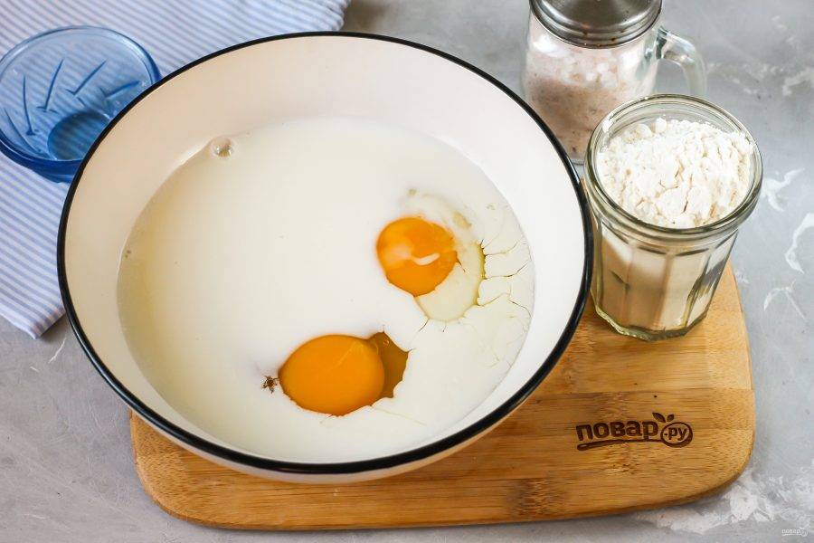 Влейте в глубокую емкость кефир любой жирности. Всыпьте сахарный песок и соль, вбейте в емкость куриные яйца.
