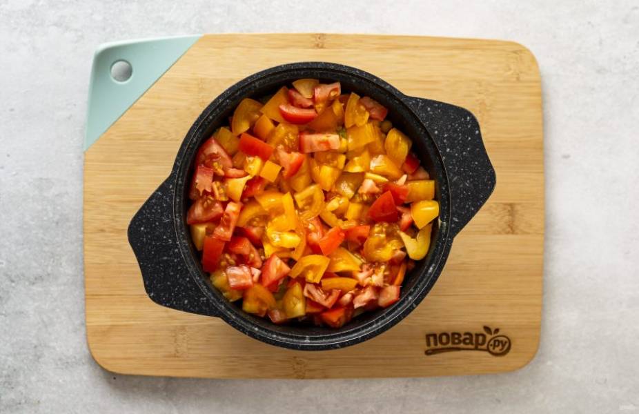 Добавьте нарезанные кубиками помидоры и тушите еще 5-7 минут, до готовности картофеля.