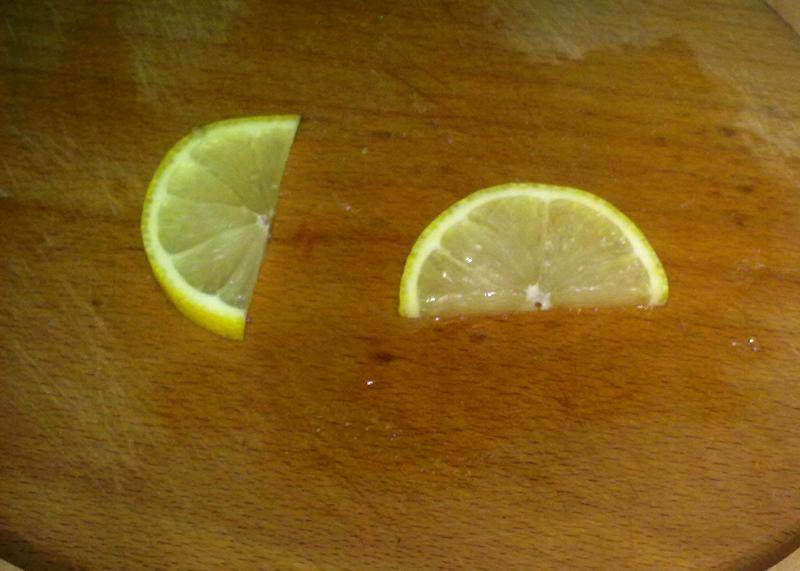 Нарезаем лимончик дольками, разливаем сбитень по чашкам и подаем его, украсив лимоном. 