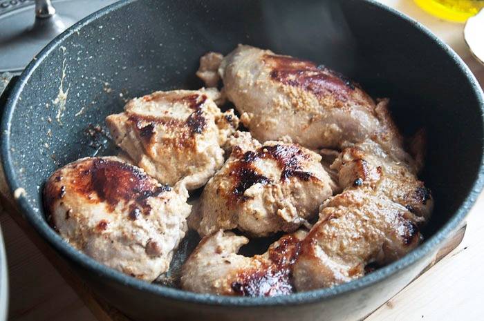 Обжарьте мясо до образования румяной корочки. 