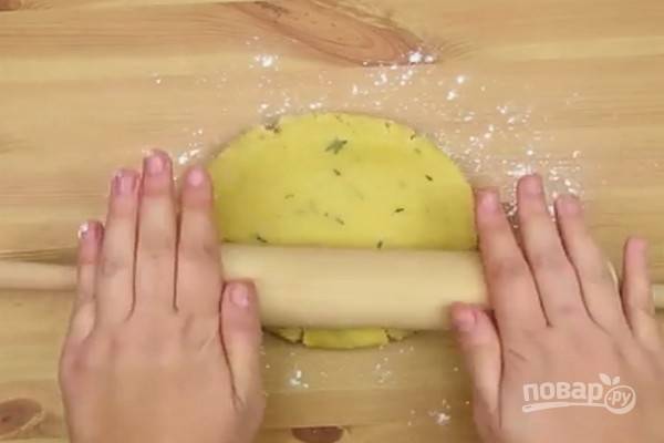 4.	Затем раскатайте тесто с помощью скалки.