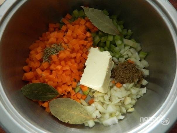 Затем в сотейник с толстым дном выкладываем масло, нарезанные овощи и специи: кориандр, розмарин и лавровый лист. 