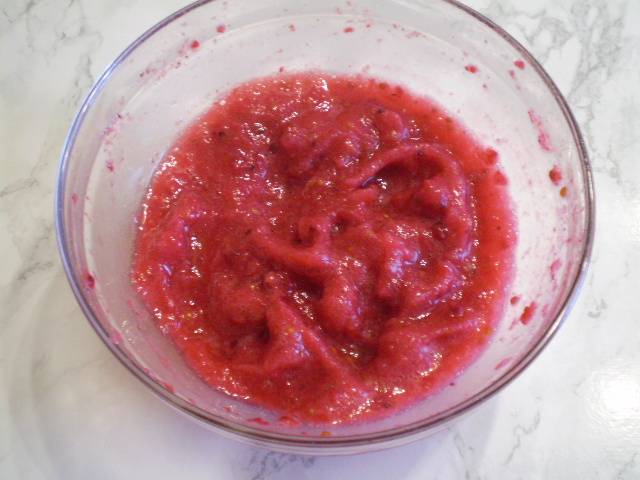 С помощью бленедар пюрируйте ягоды с водой.