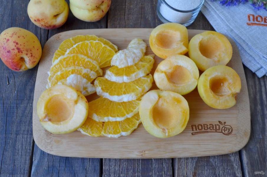 Вымойте абрикосы, удалите косточки. У апельсина снимите кожуру, удалите максимально белые пленки. Порежьте красивыми дольками.