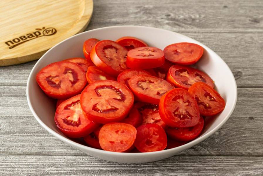 Нарежьте помидоры кружочками толщиной 1 см.