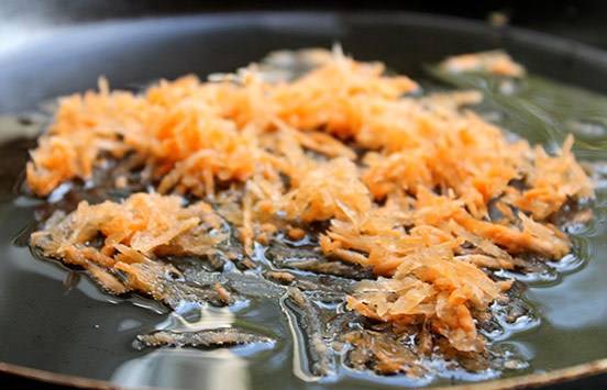 Пока картофель и грибы варятся, мы обжариваем морковь на растительном масле до мягкости. При желании можете добавить к моркови репчатый лук. 