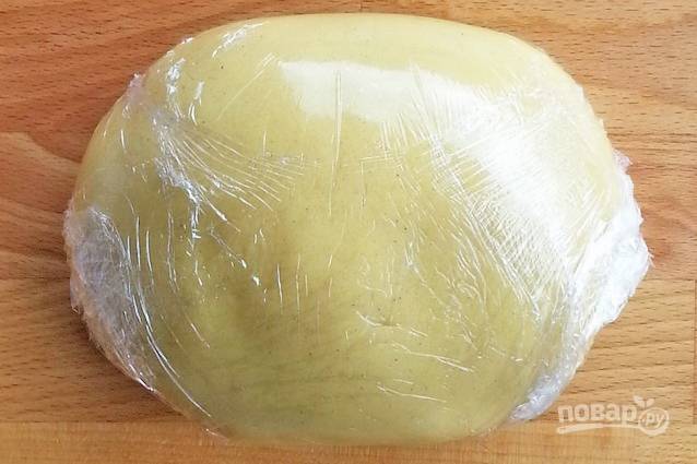 3. Быстро замесите тесто, пока оно станет однородным, заверните в пищевую пленку и положите в холодильник на 1 час.