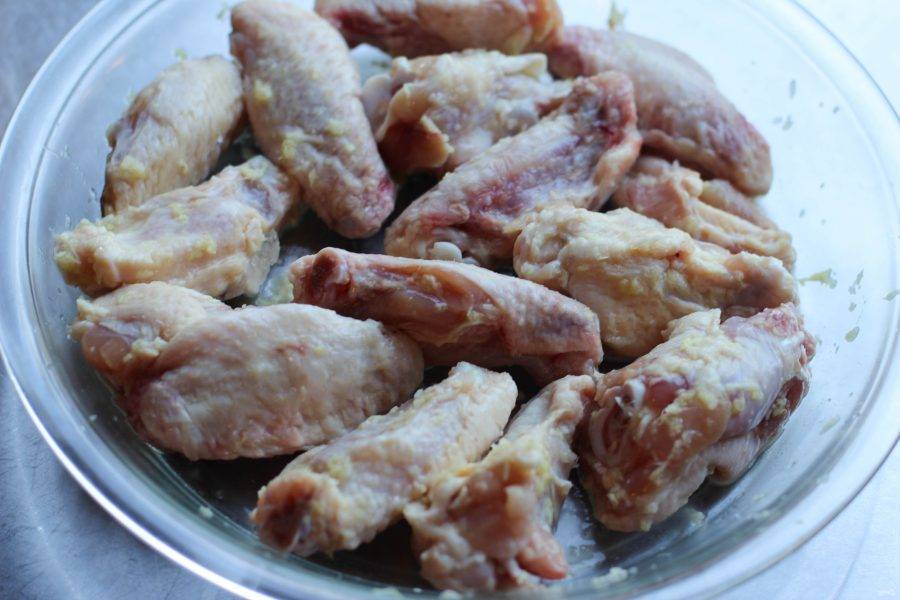Мясо курицы натрите чесноком, имбирем и солью.