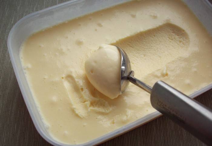 9. Вот и весь простой рецепт, как приготовить мороженое сладкое и натуральное. Перед подачей его присыпать тертым шоколадом или полить сгущенкой, например. Наслаждайтесь! 