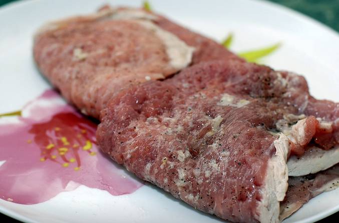 Окунаем мясо в наш простой маринад, оставляем мариноваться на 25 минут.