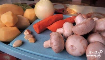 Подготовим продукты для супа. Очистим картофель, лук, морковь и чеснок. Грибы и зелень тщательно вымоем.