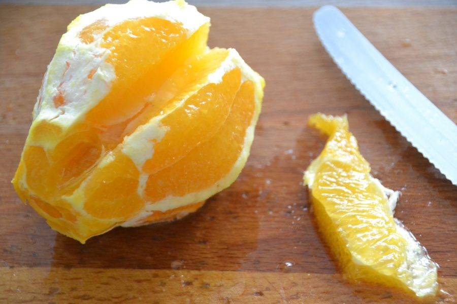 Ножом вырежьте сегменты апельсина без пленки.