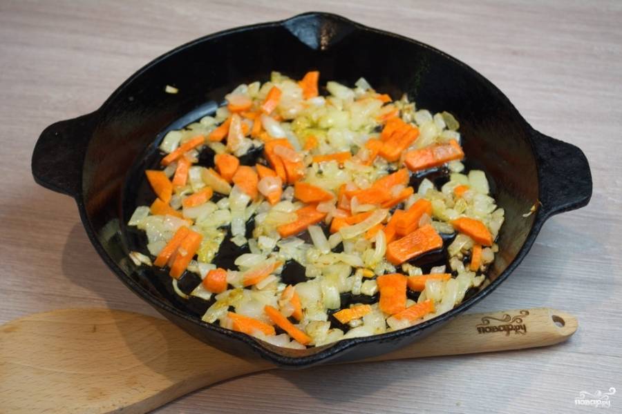 2. Сырую морковь очистите и нарежьте небольшими брусочками. Обжарим морковь до мягкости.