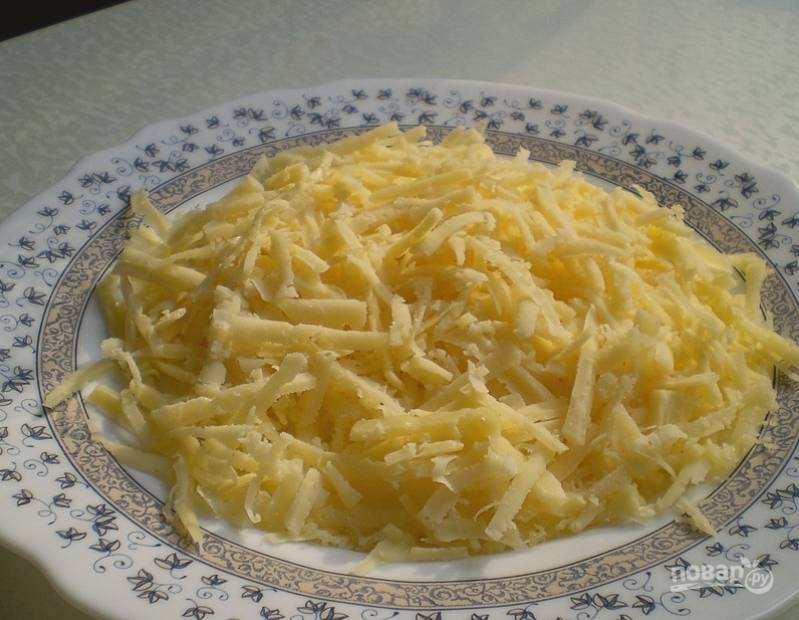 7. Натрите сыр на среднюю терку. Я беру твердые сорта по типу "Голландского" сыра.