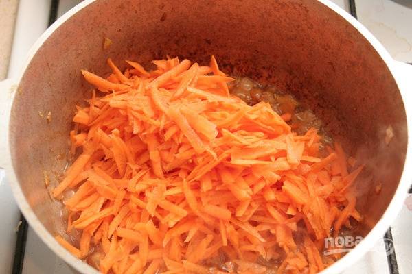 4. К обжаренному луку добавьте морковь и продолжайте жарить еще минут 5-8, помешивая. 