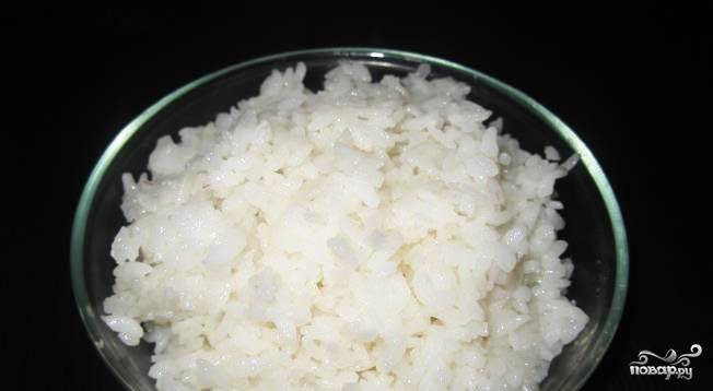 Отварите рис, добавив в него сахар, соль и уксус. 