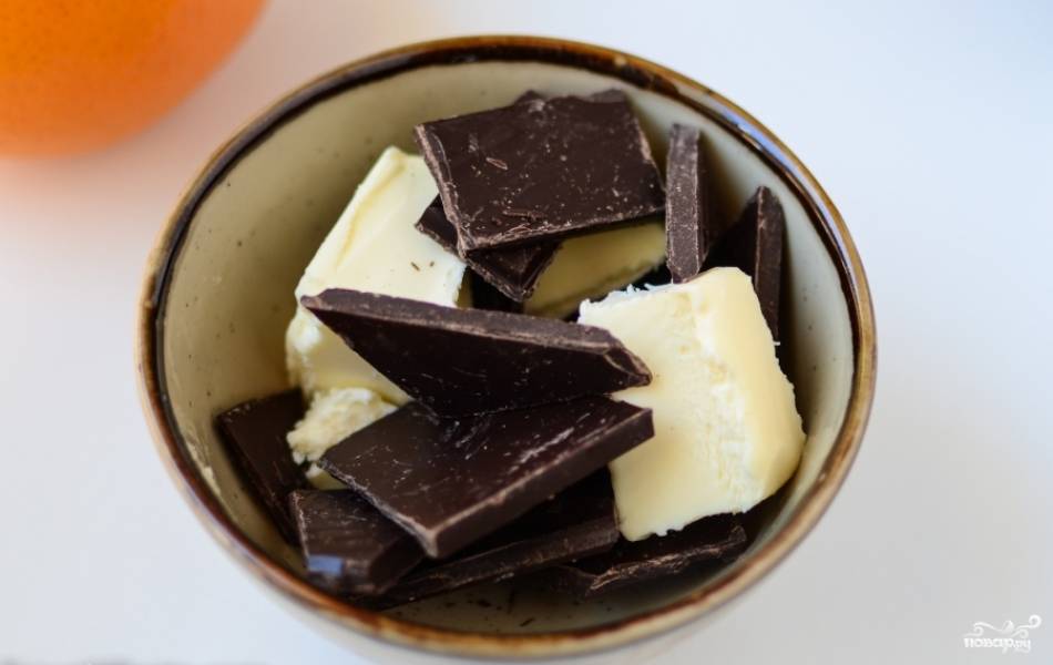 Смешайте шоколад со сливочным маслом. Выложите их в чашку и растопите в микроволновой печи или на водяной бане.