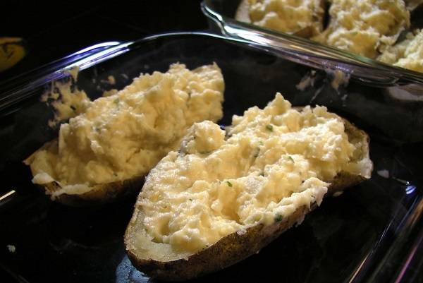 6. Выложите начинку в картофель, плотно прижимая.