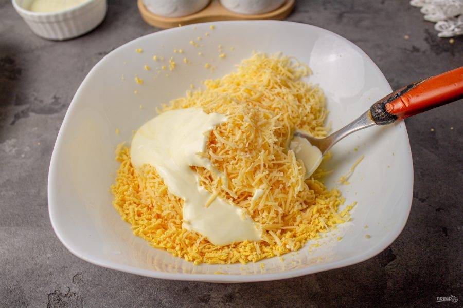 К сыру с желтками добавьте 2 столовые ложки майонеза.