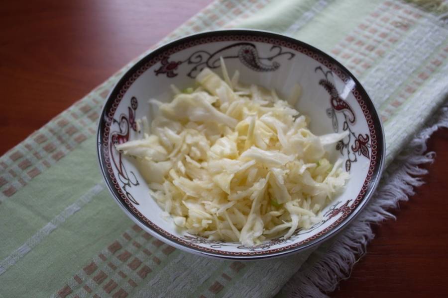Капусту белокочанную нарезаем тонкой соломкой. Мнем руками.