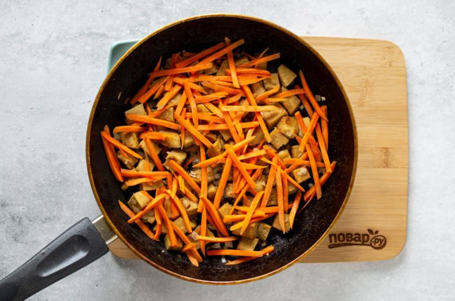 Затем добавьте морковь, порезанную брусочками. Обжарьте еще 4-5 минут.
