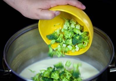 К сливкам прибавить порезанные брокколи и варить до готовности.