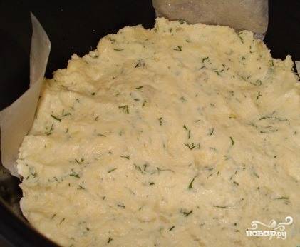 Чашку мультиварки смажьте растительным маслом, чтобы блюдо во время приготовления не прилипло к ее стенкам. Выложите в подготовленную посуду картофельно-творожную массу, разровняйте лопаткой. 