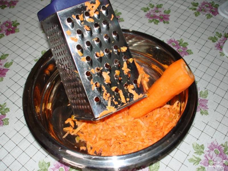 2. Капусту перекладываем в большую кастрюлю с толстыми стенками, в ккоторой будем тушить. Натираем морковь на терке и кубиками режем лук.