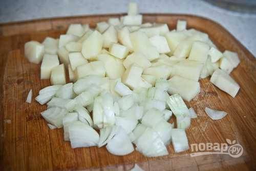 3. В это же время нашинкуйте кубиками лук и картофель.