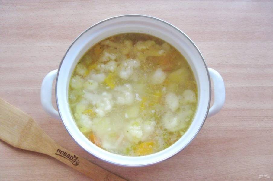 Варите овощной суп до готовности всех ингредиентов.