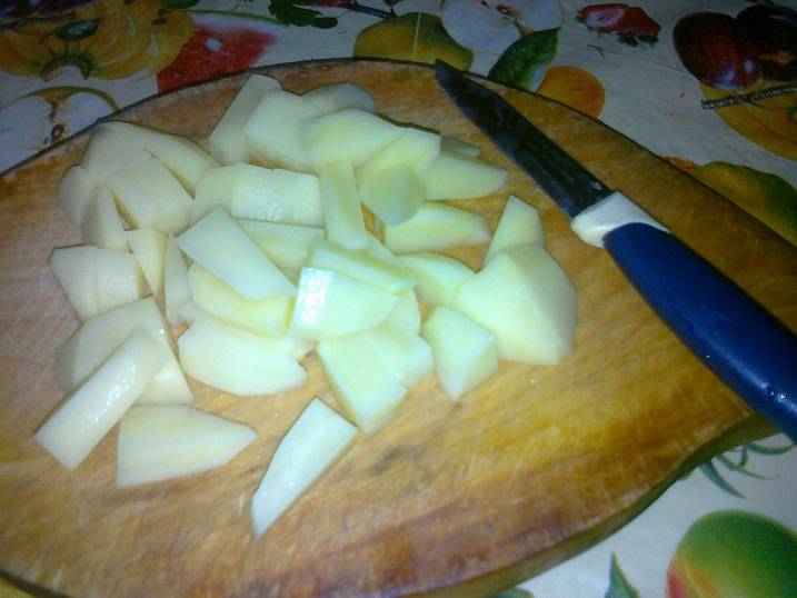 Картофель нарезаем средними брусочками.
