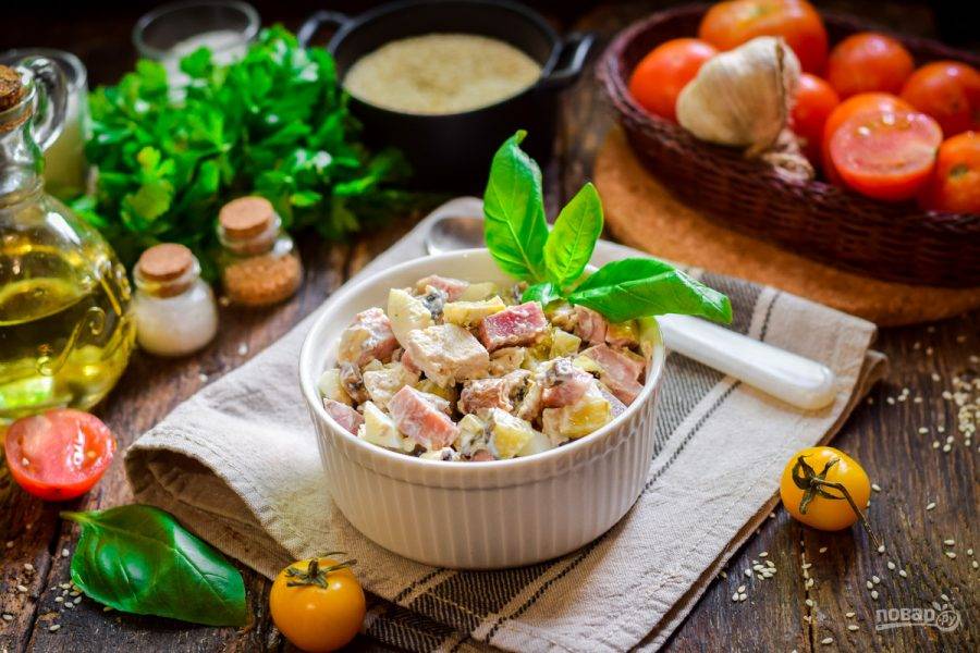 8 сытных салатов с ветчиной, которые улетят со стола первыми