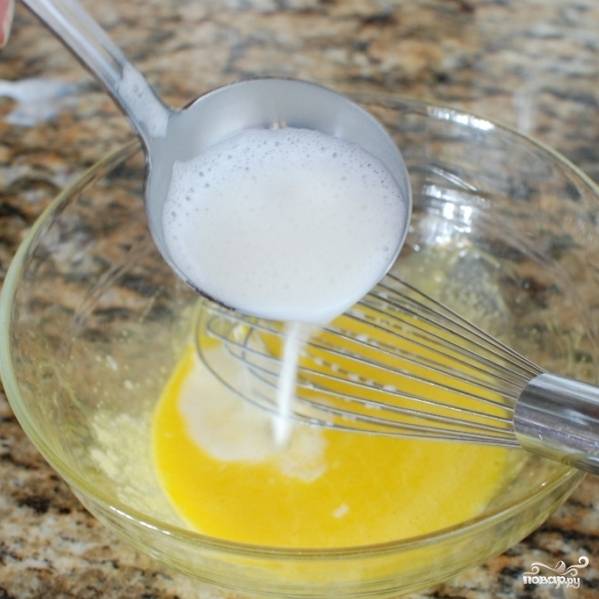 Взбиваем желтки. Когда молочная смесь начнет сгущаться, добавляем 1-2 половника молочной смеси к взбитым желткам. Перемешиваем.
