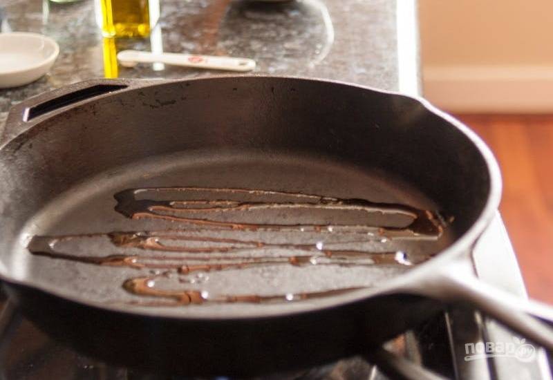 4.	Поставьте на огонь тяжелую чугунную сковороду, налейте 1-2 столовые ложки масла и разогрейте хорошенько.