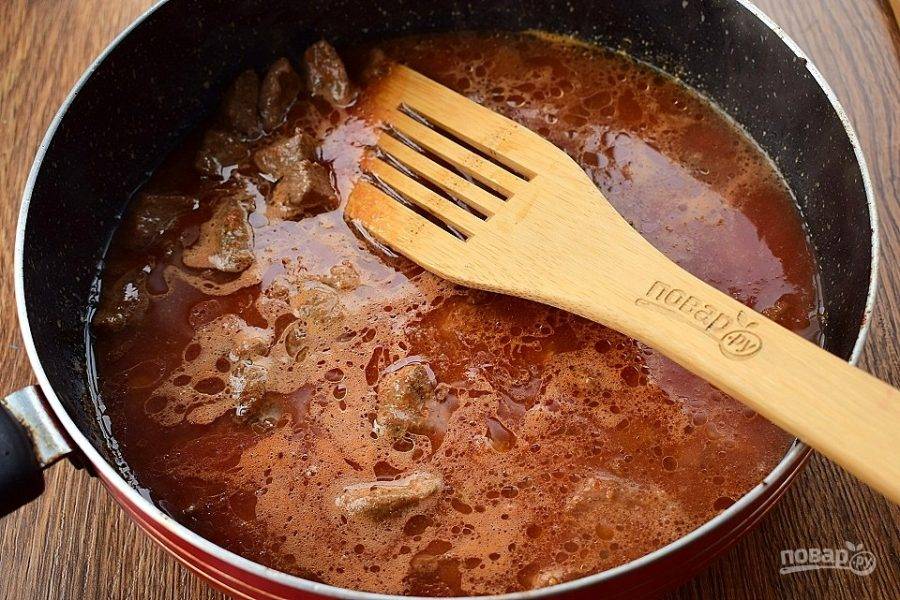 Залейте мясо томатным соком. Накройте крышкой и тушите до готовности мяса и густоты соуса.