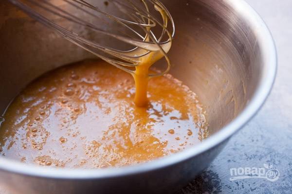 Пока печется основа, смешайте мед с лавандой и нагрейте, затем дайте остыть минут 5. Теперь при помощи сита уберите лаванду. Теперь добавьте все остальные ингредиенты для начинки в мед, хорошо перемешайте.
