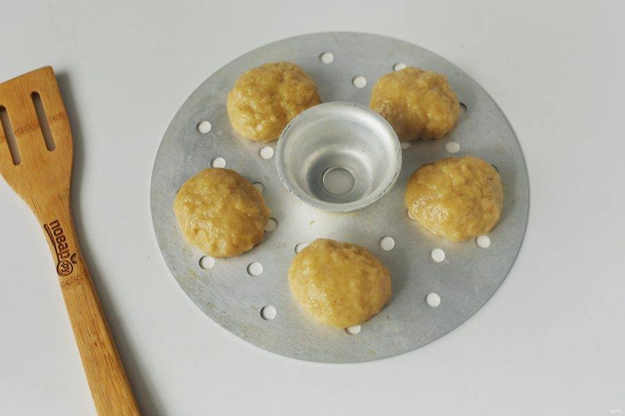 Сформируйте из теста небольшие шарики и переложите на смазанную маслом решетку мантоварки. Готовьте на пару около 25 минут.