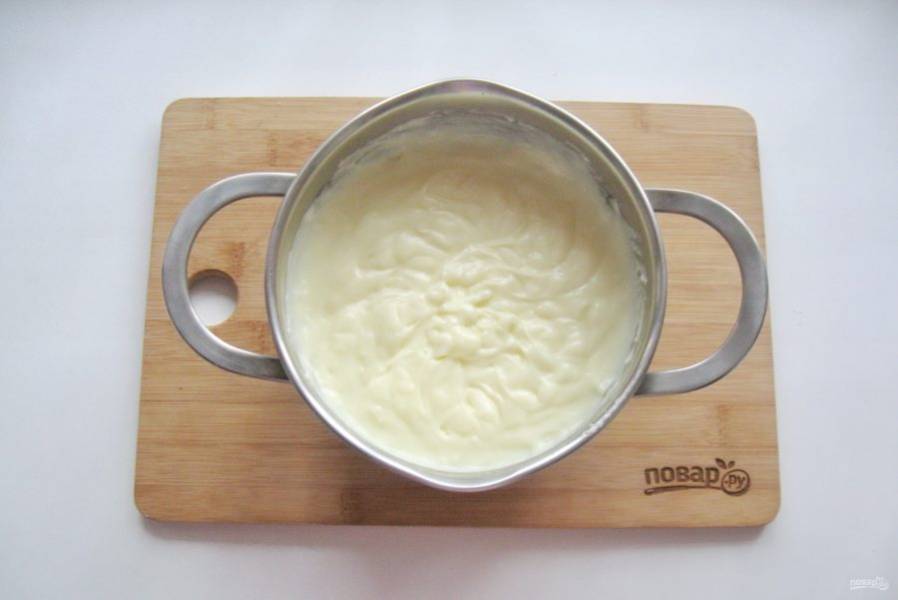 Когда молоко со сливками начнет закипать, влейте в него приготовленную смесь из яиц,  сахара и крахмала. Постоянно перемешивая, доведите крем до загустения.  Снимите с плиты.