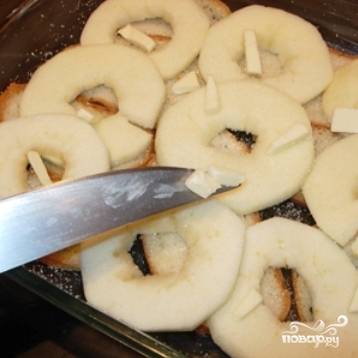 На ломтики хлеба выкладываем ломтики яблок, посыпаем все это дело сверху сахаром, на яблоки выкладываем по небольшому кусочку сливочного масла.