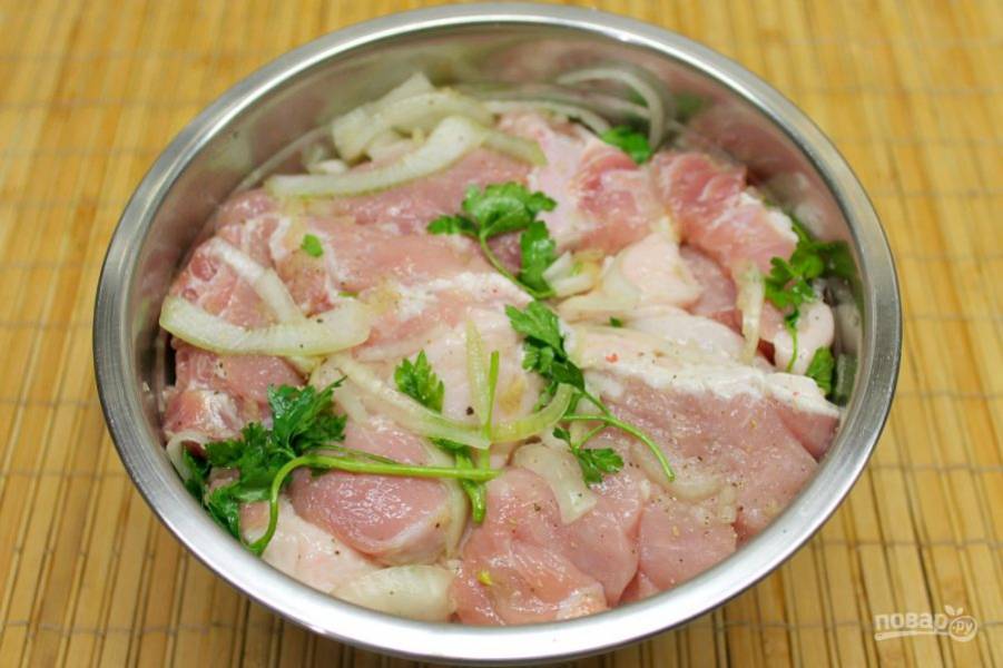 Куски мяса кладем в миску с маринадом и хорошо перемешиваем, немного прижимаем, чтобы маринад хорошо заполнил надрезы на мясе. Маринуем минимум час.