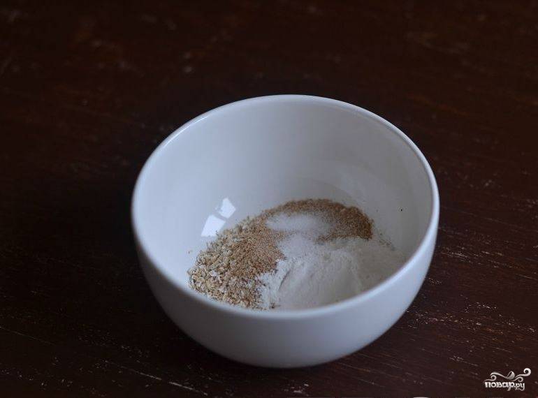 2.	В отдельной тарелке или пиале смешайте все сухие ингредиенты: отруби, крахмал, соль и разрыхлитель.