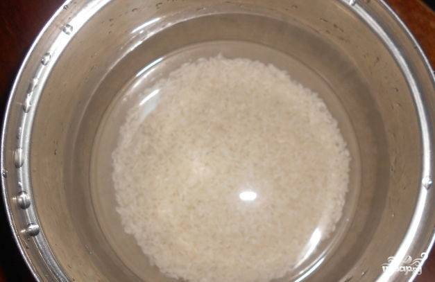 1. Сварите рис из расчета: 1 стакан риса на 1,5 стакана воды. Перед этим тщательно промойте крупу, пока вода будет полностью прозрачной.