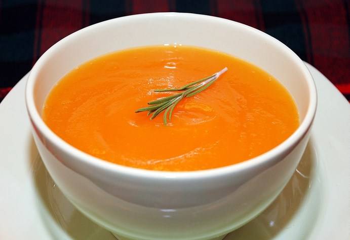 Разлейте готовый крем-суп из тыквы со сливками по тарелкам. Подавайте, украсив зеленью. Приятного аппетита!