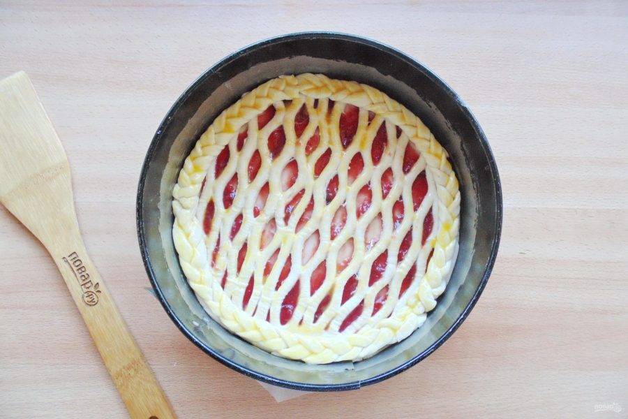 Как приготовить дрожжевой слоеный пирог с вишней?