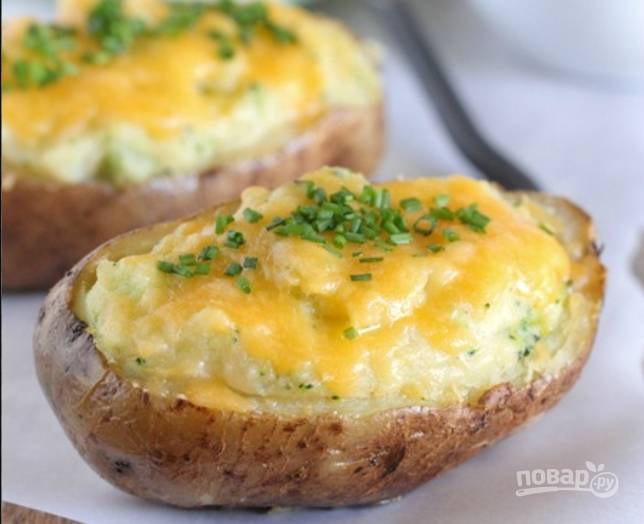 Теперь лодочки наполните картофельным пюре и полейте соусом. Сверху присыпьте сыром по желанию. Отправьте все в духовку на 15-20 минут.